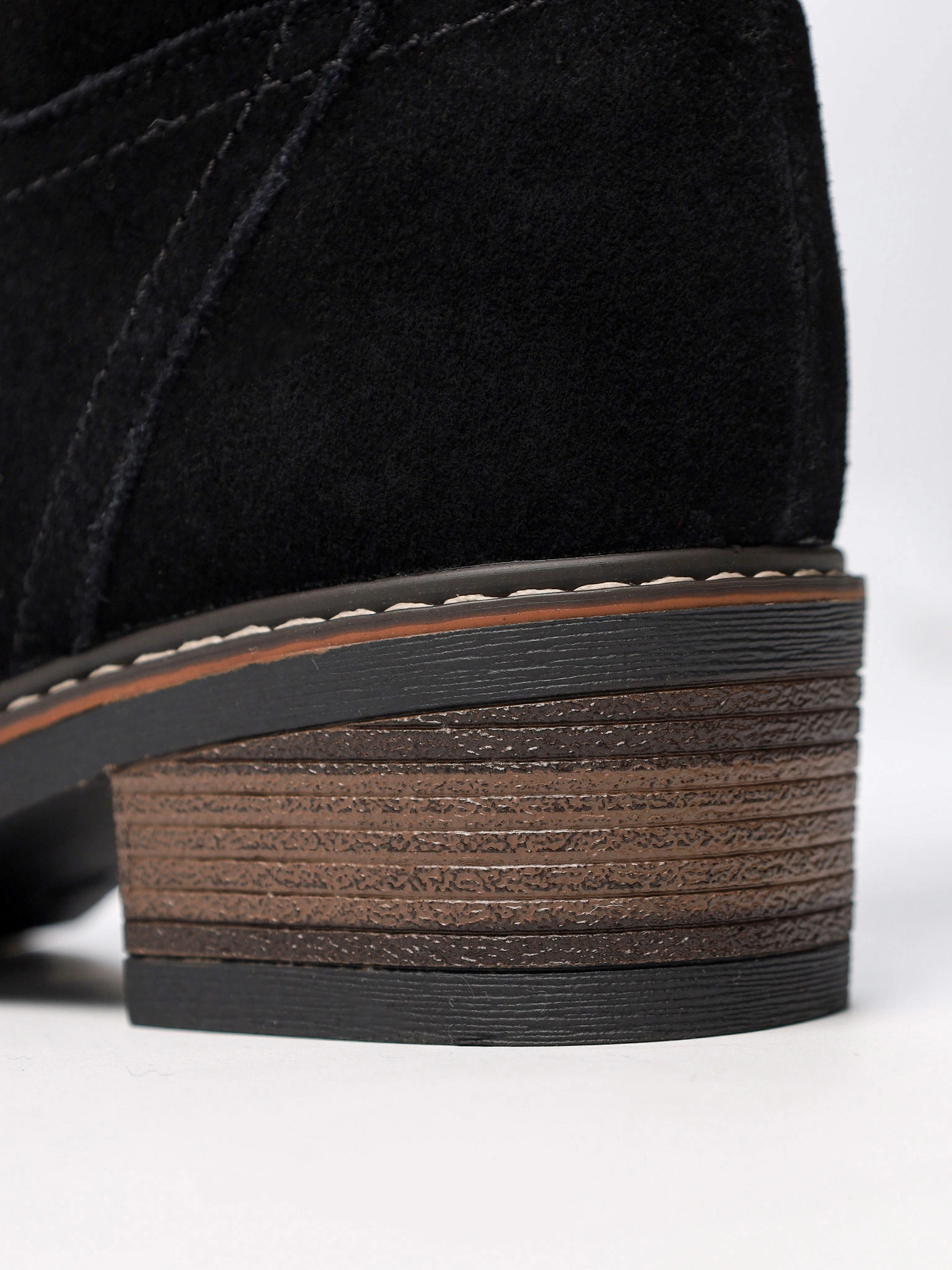 Сапоги черного цвета из натуральной замши на среднем каблуке